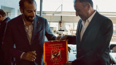 صورة الخطيب يهدي علم الأهلي إلى القنصل والوزير المفوض للسفارة المصرية بالمغرب
