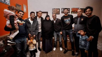 صورة عبد الحفيظ ونجوم الأهلي يطمئنون على أسرة الراحل عبد الوهاب في زيارة ودية
