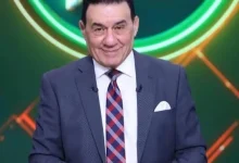 صورة جنرال التعليق مدحت شلبي في مهمة نهائي كأس العرب بين الأردن والمغرب